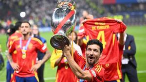 Archivo - El lateral español Jesús Navas levantando el trofeo de la Eurocopa 2024.