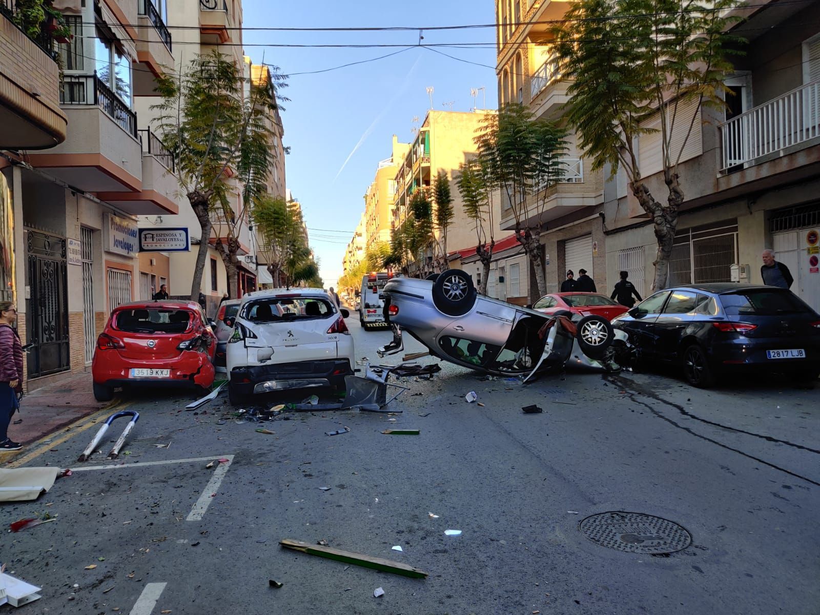 Tres heridos leves, siete coches con daños y una terraza destrozada en un aparatoso accidente en la calle Caballero de Rodas, en el centro de Torrevieja