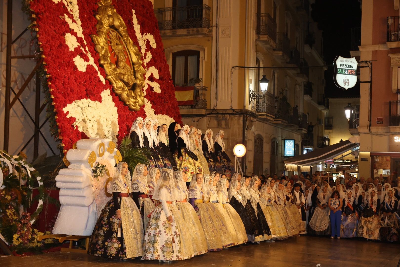Carmen, Nerea y las dos cortes rematan la Ofrenda de Alicante