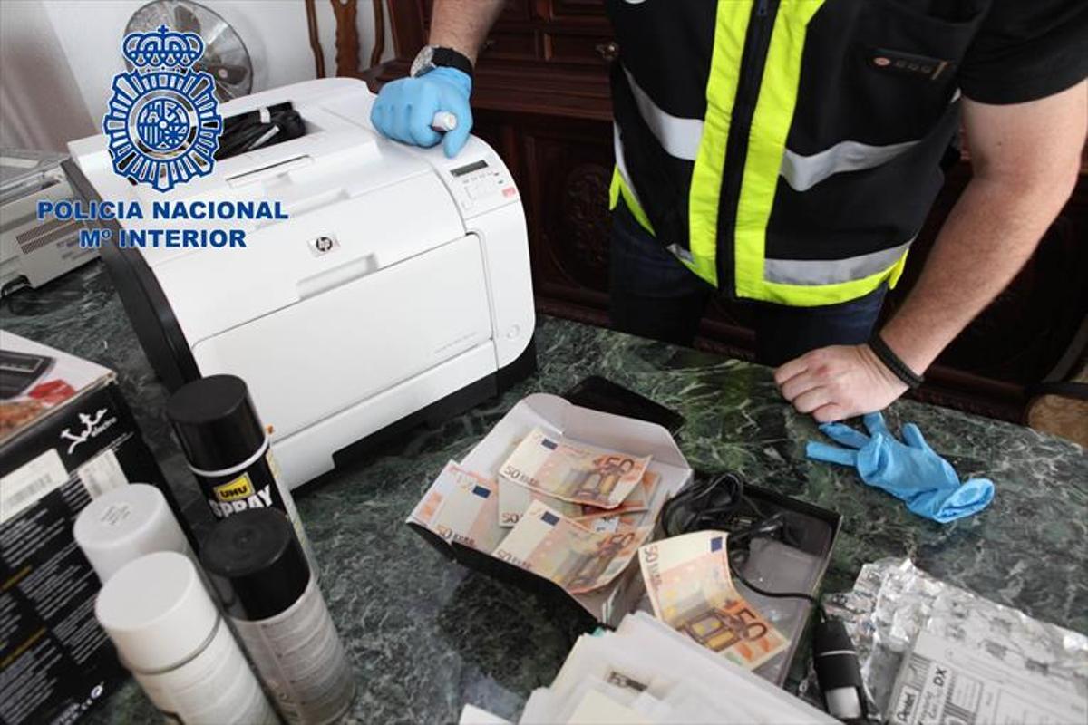 Imagen de archivo de la imprenta de billetes falsos que Javier G. A. tenía en un piso en el barrio San José.