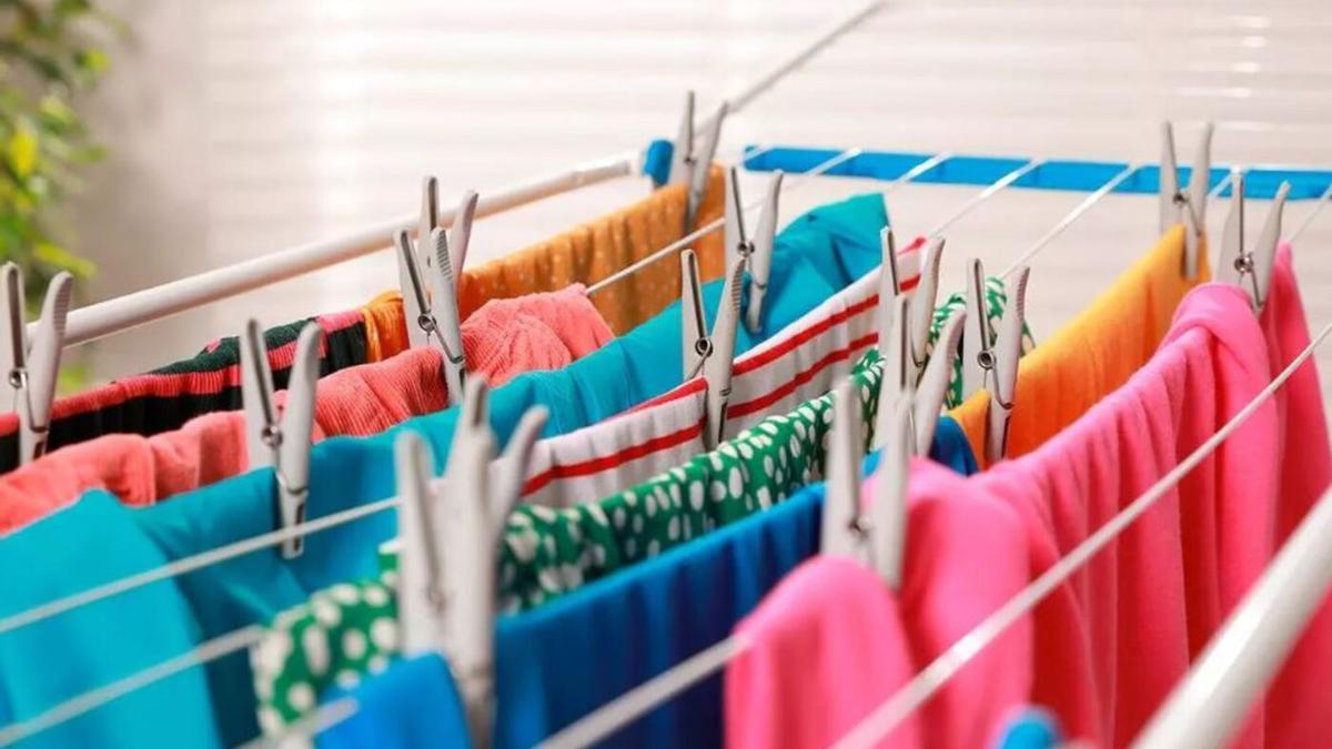 Tender la ropa dentro o fuera de casa, ¿qué es mejor?