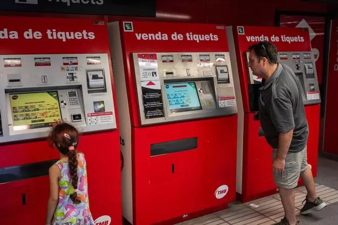 Más de la mitad de las estaciones de metro de Barcelona reducirán máquinas de venta de tarjetas