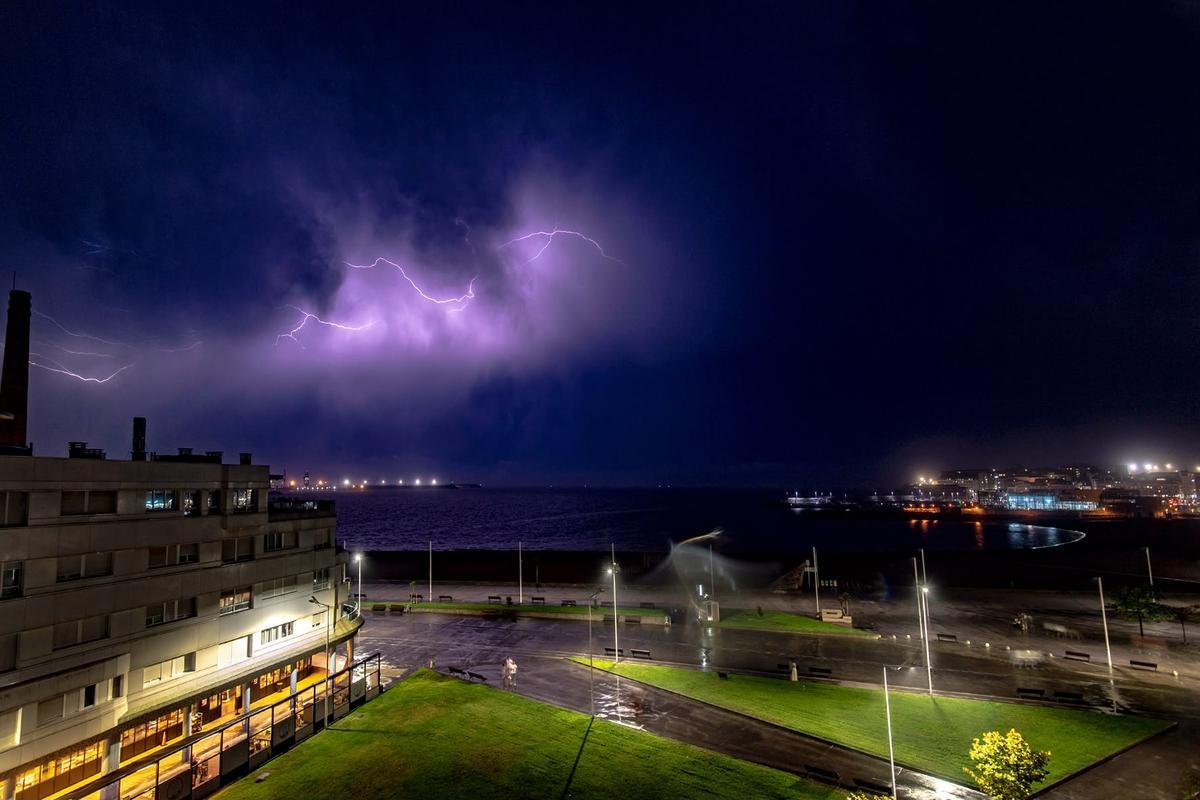 Las impresionanes imágenes de la tormenta eléctrica en Poniente, Gijón