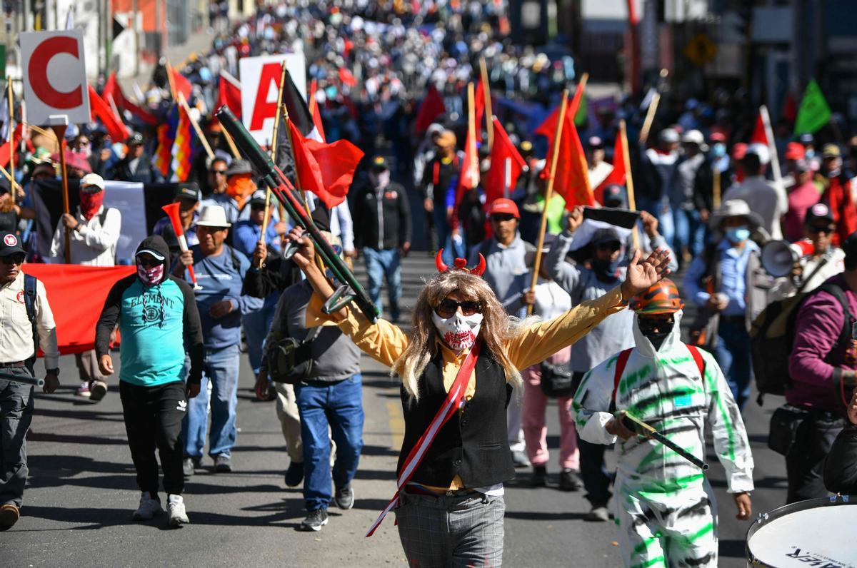 La Policía retira a manifestantes que llegaron hasta los exteriores del Congreso de Perú