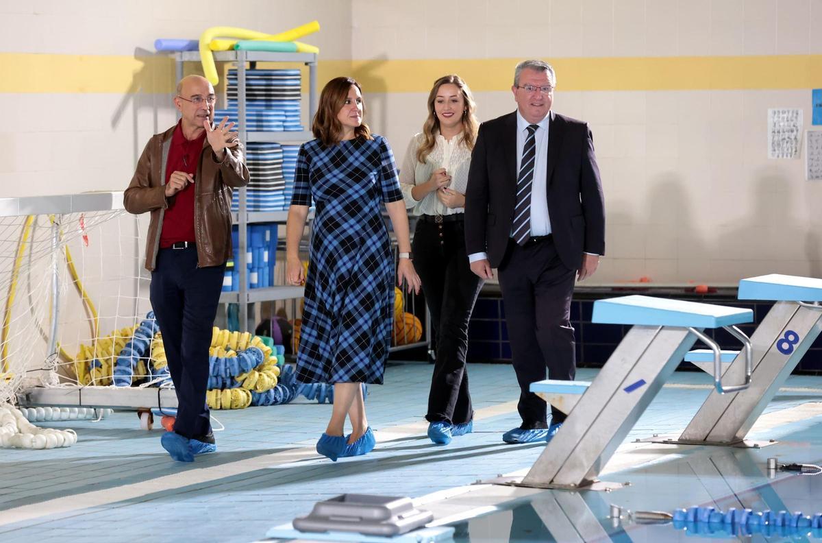 La alcaldesa, María José Catalá, visitó la reapertura de la piscina de Benimàmet junto a la concejala de Deportes, Rocío Gil.