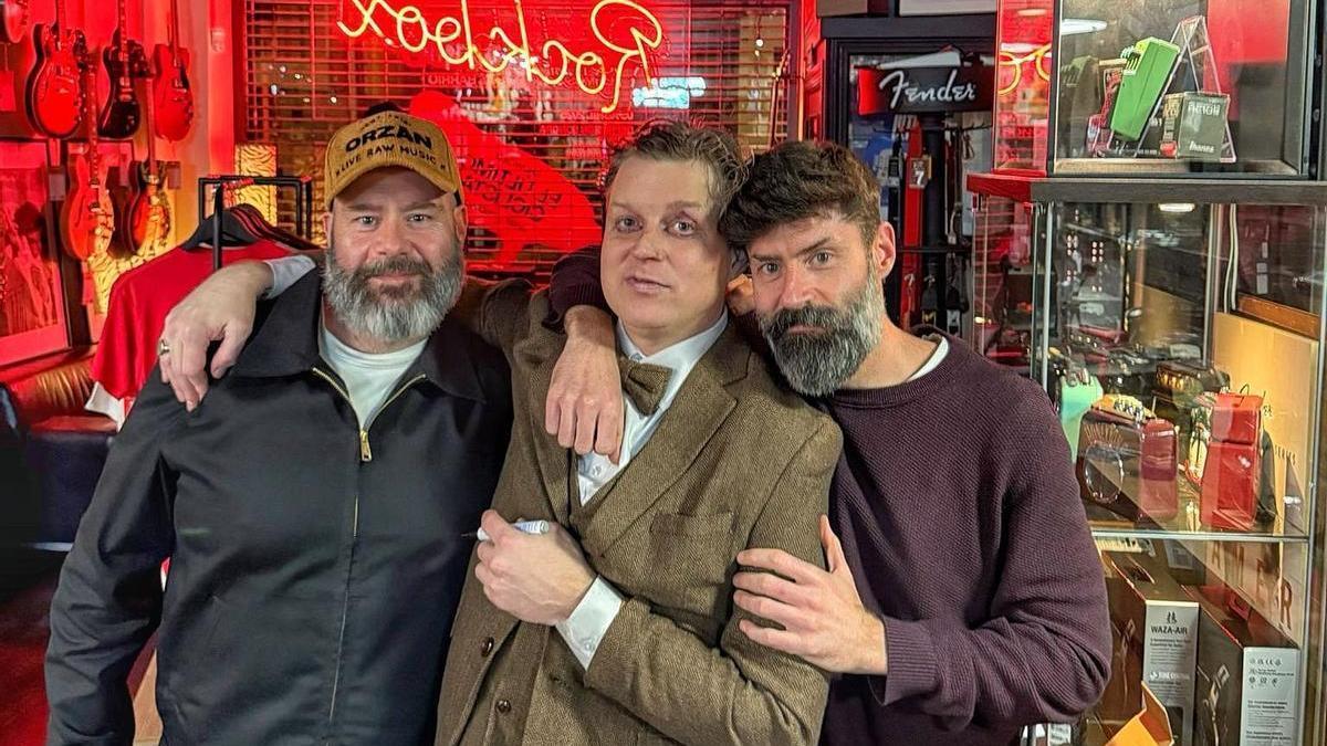 Los dueños de la tienda de Rockbox, Guillermo y Francisco Borrego, con Ryan Adams (en medio).