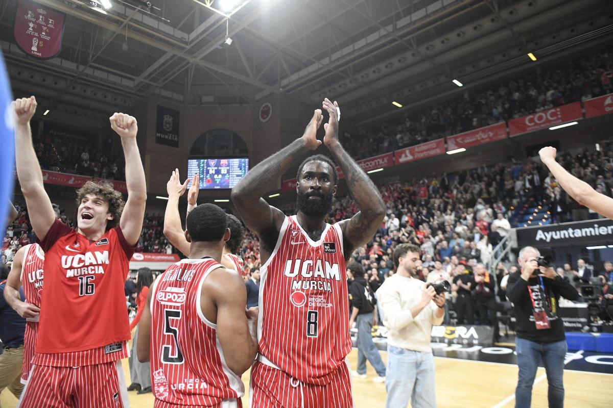 Los jugadores del UCAM Murcia celebrando ayer la victoria lograda frente al Barça.