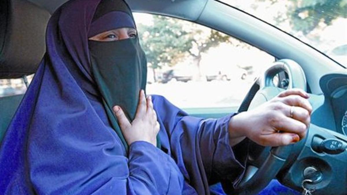 La francesa Kenza Drider, vestida con un niqab, conduce su vehículo, el pasado lunes, en Aviñón.
