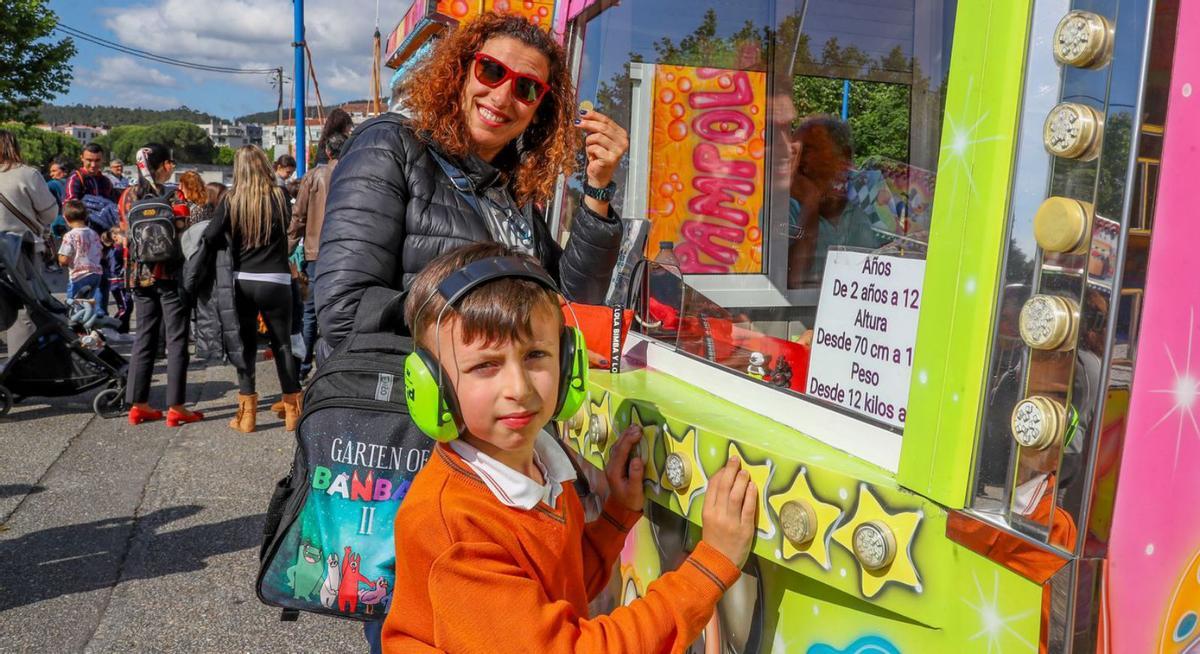 Una madre, en la taquilla de una de las atracciones para comprar los tiques.   | // IÑAKI ABELLA