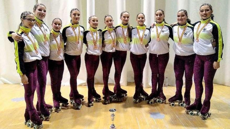 Las patinadoras del Ourela, con el trofeo. // FdV