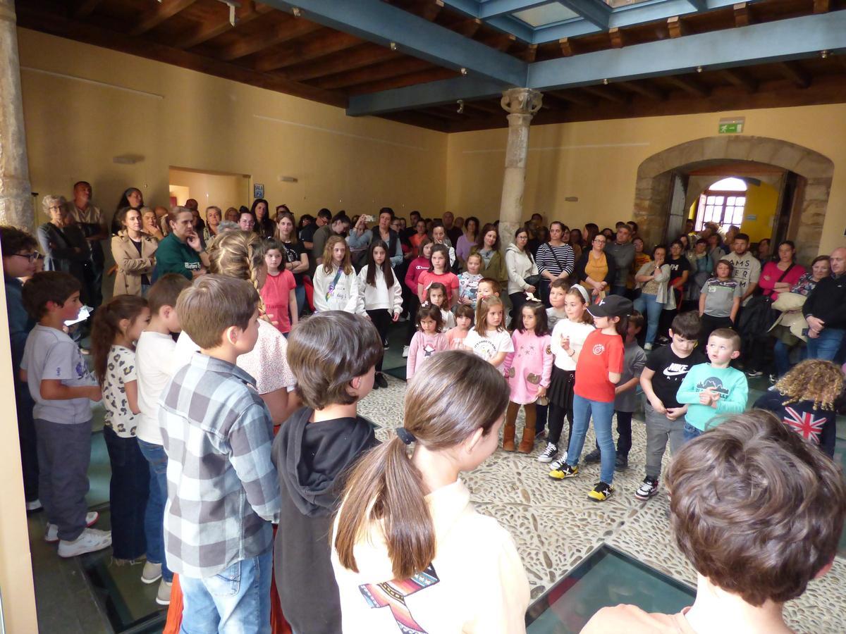 Los escolares del CRA Río Cibea presentando su proyecto en la Casa de Cultura.