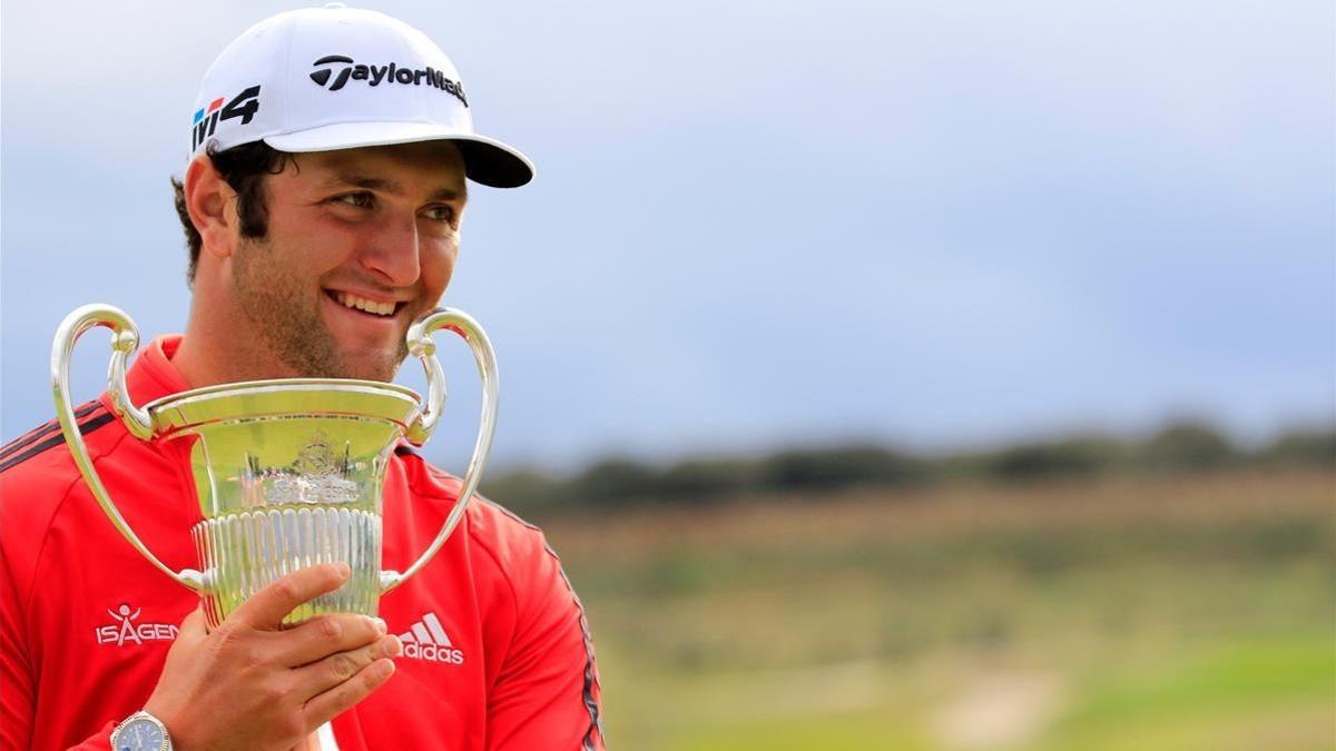 Jon Rahm muerde, emocionado, el trofeo del Abierto de España.