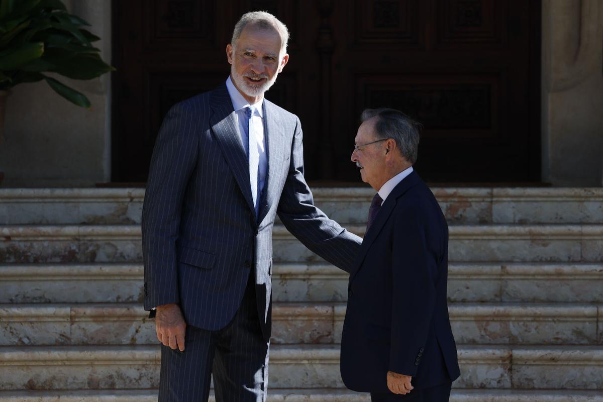 PALMA DE MALLORCA, 06/08/2026.- El rey Felipe VI (i) recibe al presidente ceutí, Juan Jesús Vivas (d), este jueves en el Palacio de Marivent en Palma de Mallorca. EFE/ Ballesteros