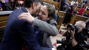 Pedro Sánchez y Pablo Iglesias se abrazan en el Congreso tras conseguir la investidura con su pacto de Gobierno el pasado 7 de enero.