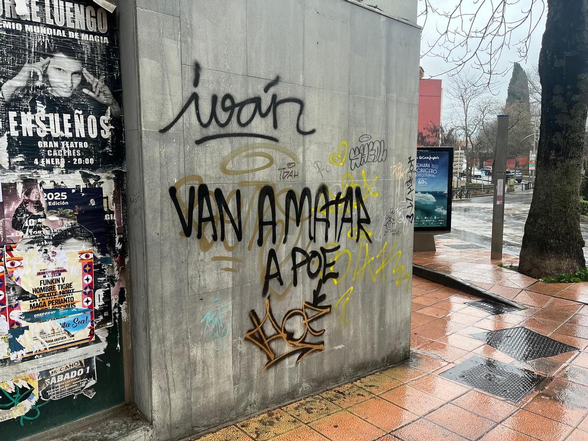 Galería | Paredes con la pintada "Van a matar a Poe" en Cáceres
