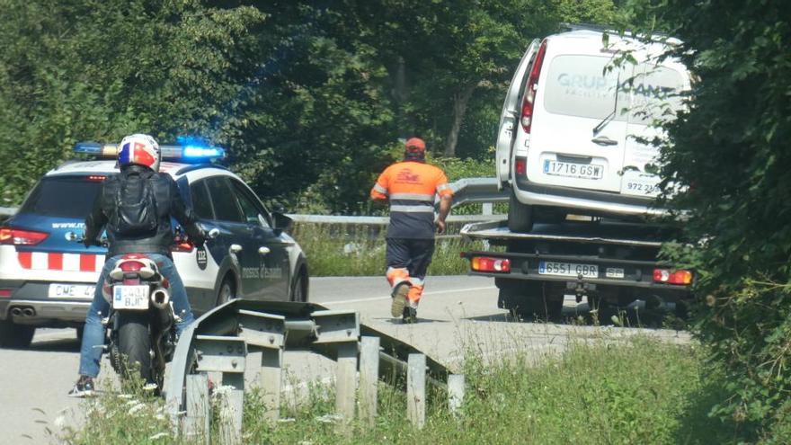 Una taca d&#039;oli de set quilòmetres fa bolcar una furgoneta a la C-38 al Ripollès