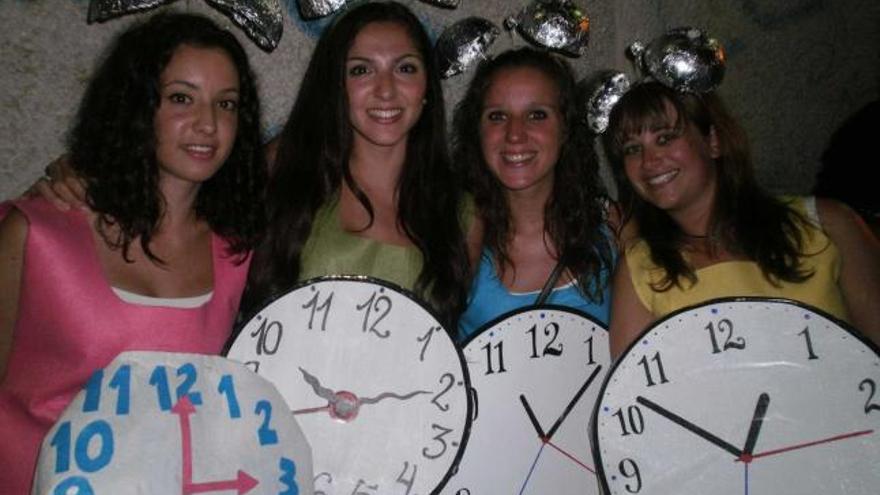 Unas chicas disfrazadas de reloj, el año pasado, en el Carnaval de Luanco.