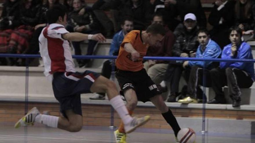 Un jugador del Villaseco intenta anotar con su zurda en un duelo anterior.