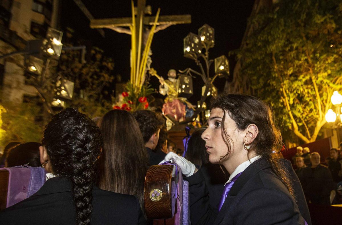 Procesión nocturna de la Hermandad Penitencial Stabat Mater en el Martes Santo de Alicante