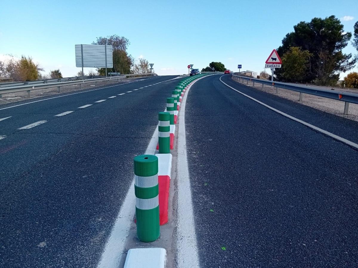 Ejemplo de bolardos en los enlaces 'en trompa' para evitar los accidentes.