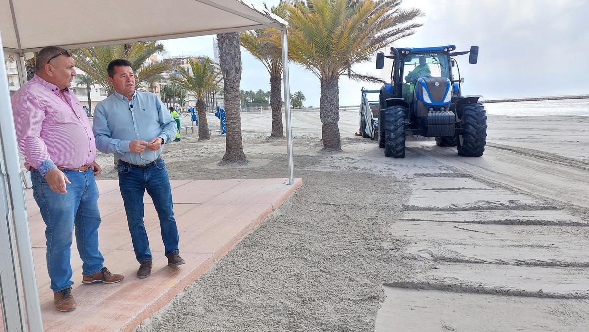 El edil de Playas, Ángel Piedecausa (derecha), supervisa los trabajos a pie de playa