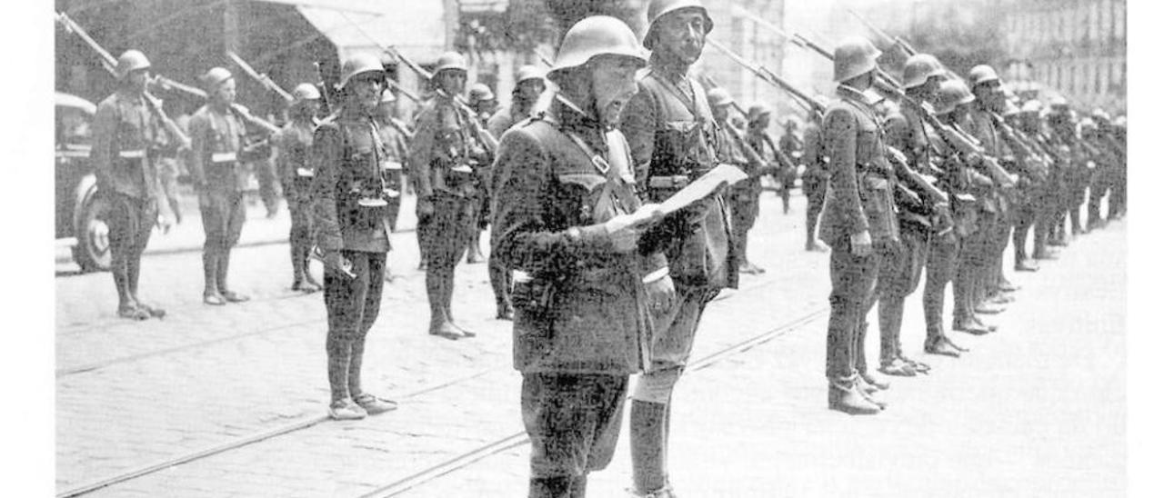 Lectura del Bando de Guerra por un oficial de la guarnición del ejército español en Vigo. // Arquivo Pacheco