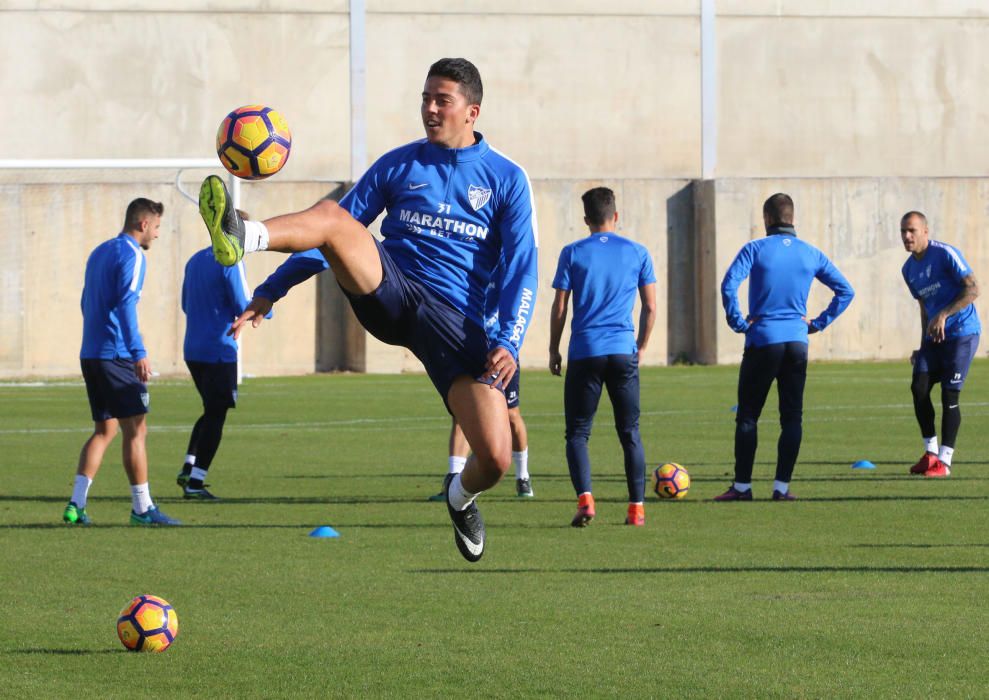 La primera plantilla, con la ausencia de Carlos Kameni y la visita del exmalaguista Juanmi, vuelve al trabajo tras las vacaciones de Navidad bajo las órdenes de Marcelo el ''Gato'' Romero.