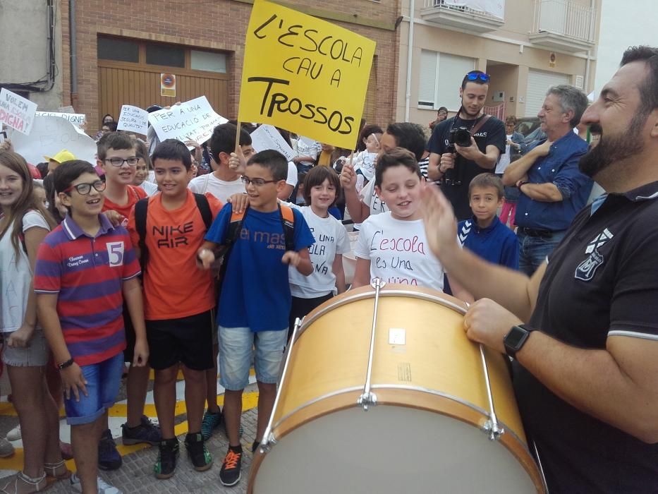 Protesta por el mal estado del colegio de la Font d'en Carròs