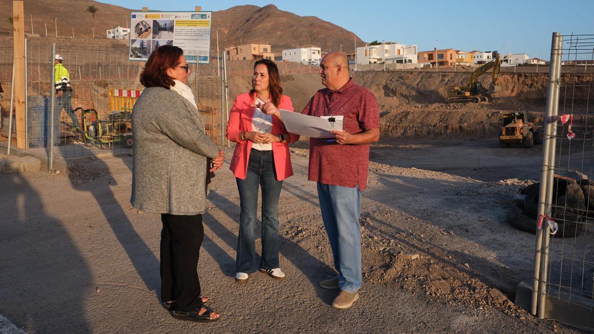 Lola García (c) junto a Víctor Alonso y Candelaría Umpiérrez en la visita a las obras.