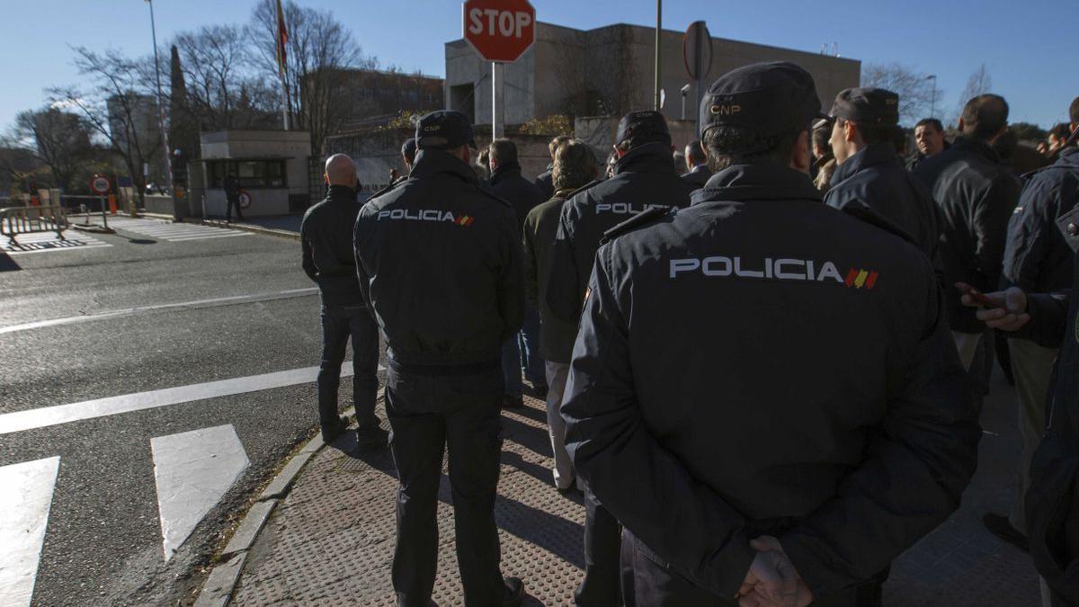 Agentes de Policía ante el complejo de Canillas, en Madrid.