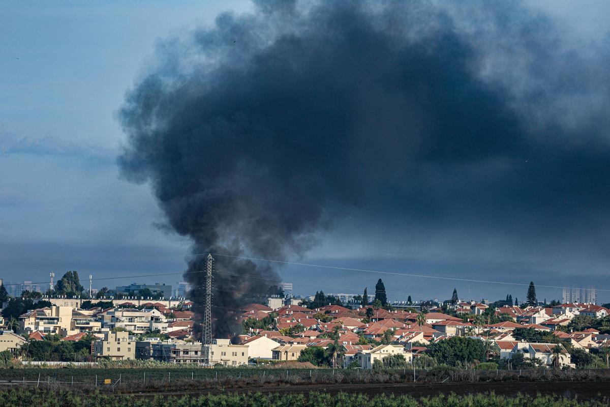 Consecuencias del ataque con misiles desde Gaza en la ciudad israelí de Ashkelon