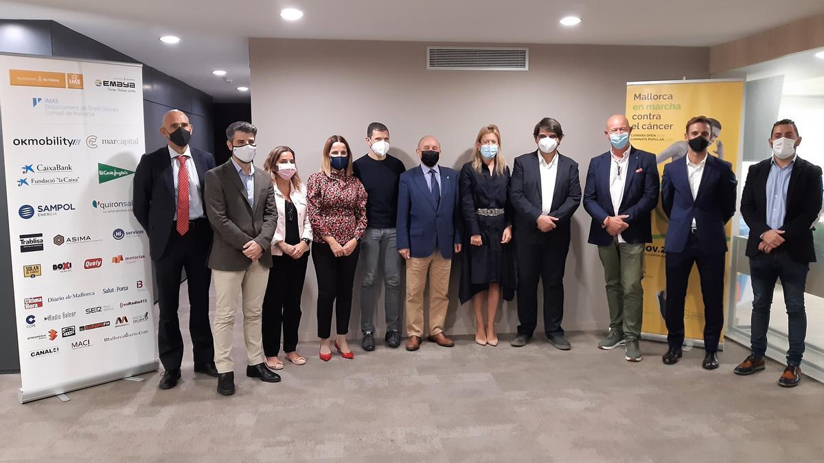 Fotografía de familia de los organizadores y patrocinadores de la carrera &#039;Mallorca En Marcha Contra el Cáncer&#039;