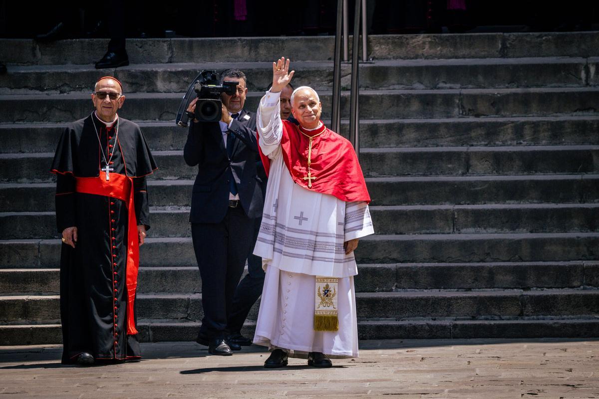 El Papa saluda a los fieles en la Catedral de Barcelona