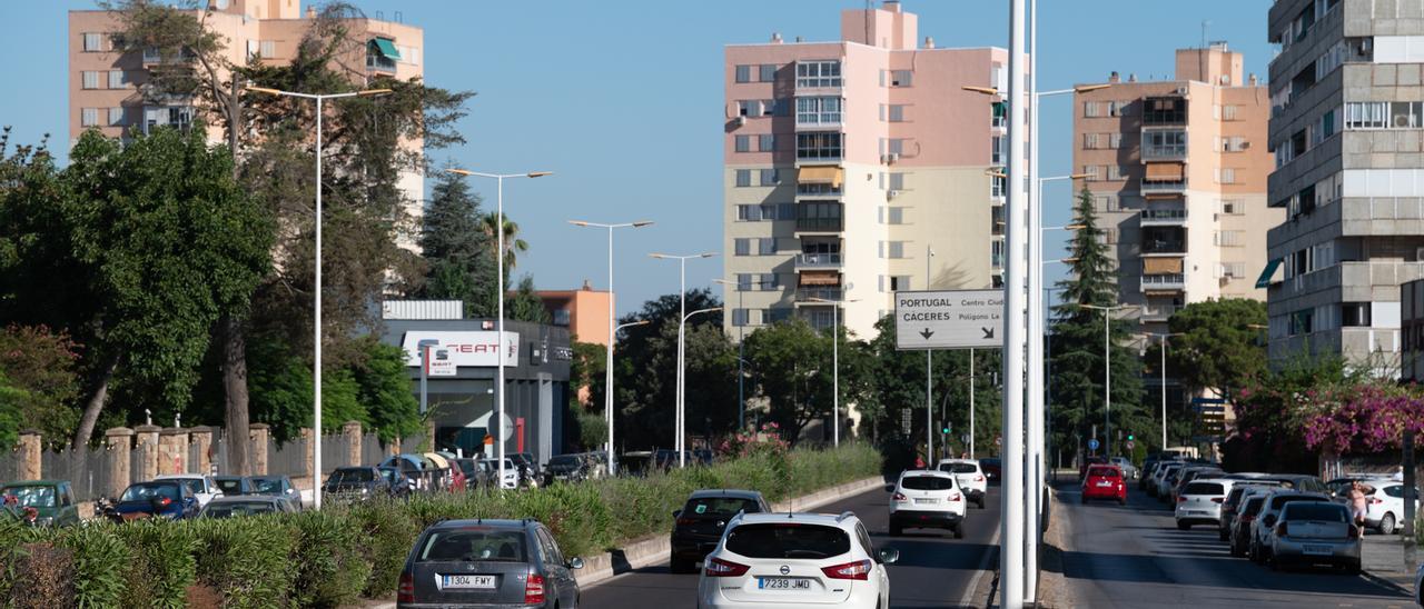 Desde el cruce de María Auxiliadora hasta el puente Nuevo hay vías de servicio en ambos márgenes.