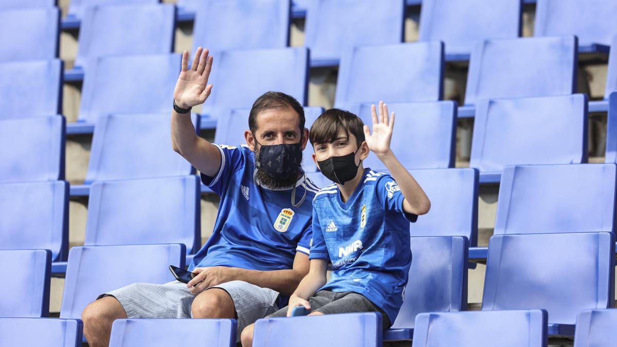 En imágenes: los aficionados del Real Oviedo vuelven al campo