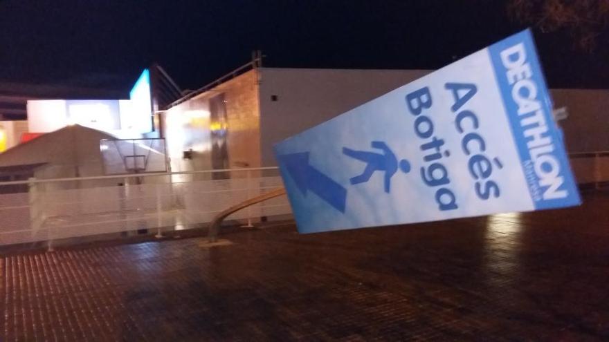 Un cartell del Decathlon de Manresa tombat aquest dimarts a la nit a causa del vent