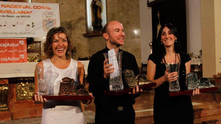 Rebeca Velasco (Coral «Dafne»), Pedro Pérez («Vox Musicalis») y Elisa Gómez Pérez («La Esperanza»), ayer, en Infiesto.