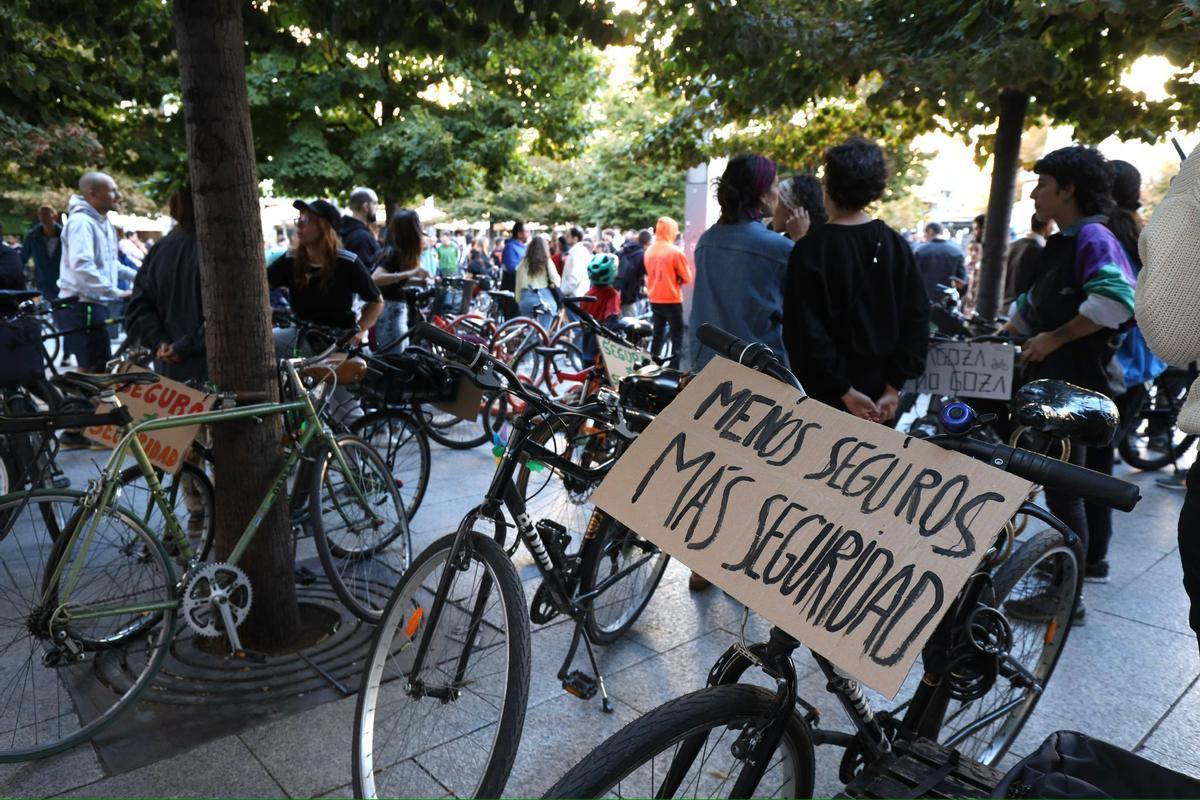 Decenas de ciclistas protestan en Zaragoza contra la obligatoriedad de contratar un seguro