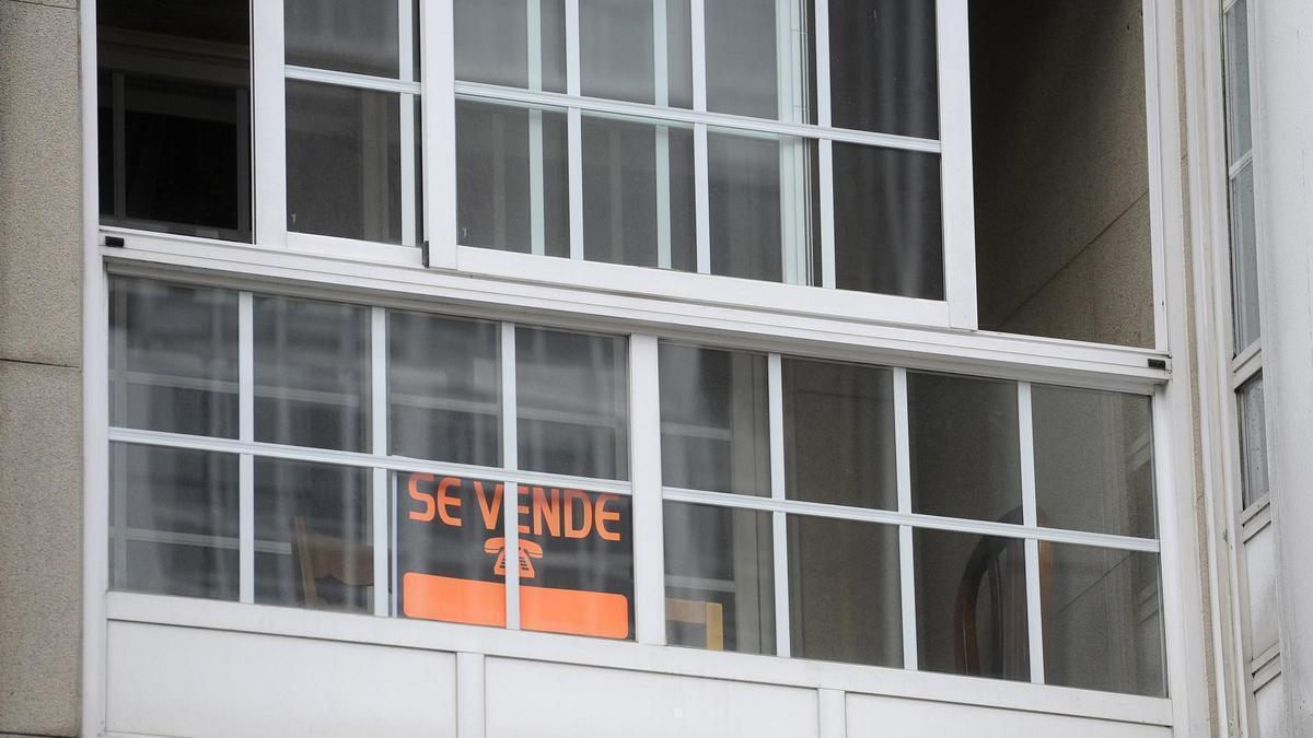 Cartel de 'Se vente' en la galería de una vivienda.