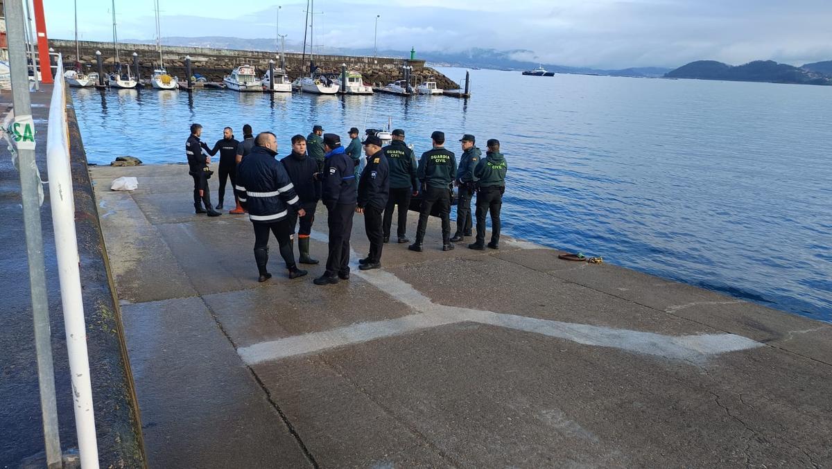 Los buzos de Gardacostas localizan el cuerpo del pescador de Bueu que se cayó al mar desde su dorna Los buzos de Gardacostas localizan el cuerpo del pescador de Bueu que se cayó al mar desde su dorna