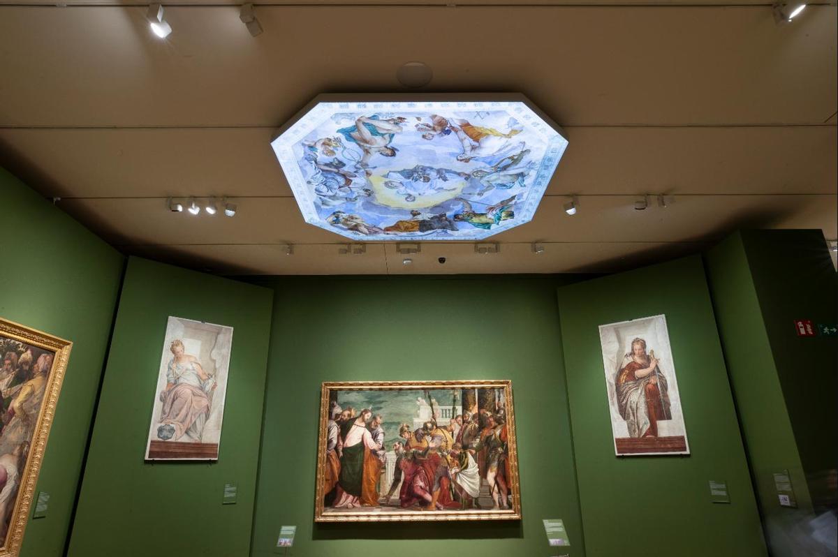 A los lados y arriba, frescos de Veronese (los laterales, traspasados a lienzo, el del techo en una reproducción) que se pueden ver en la exposición.