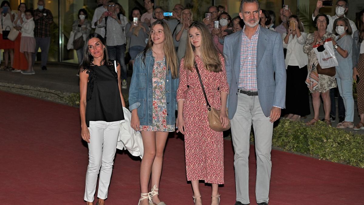 Letizia, Sofía, Leonor y el rey Felipe, a su entrada en los Teatros del Canal de Madrid,