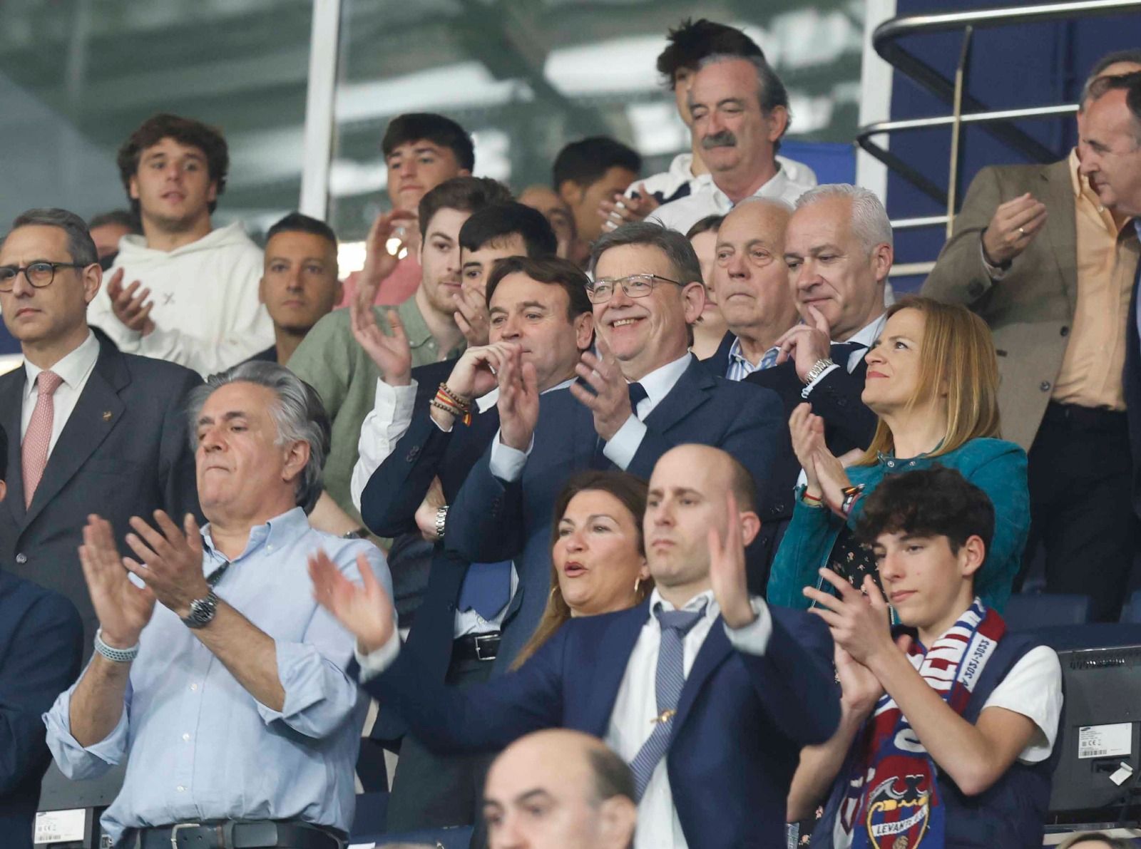 Honor y gloria para los héroes del 37: La Copa se alzó al cielo del Ciutat