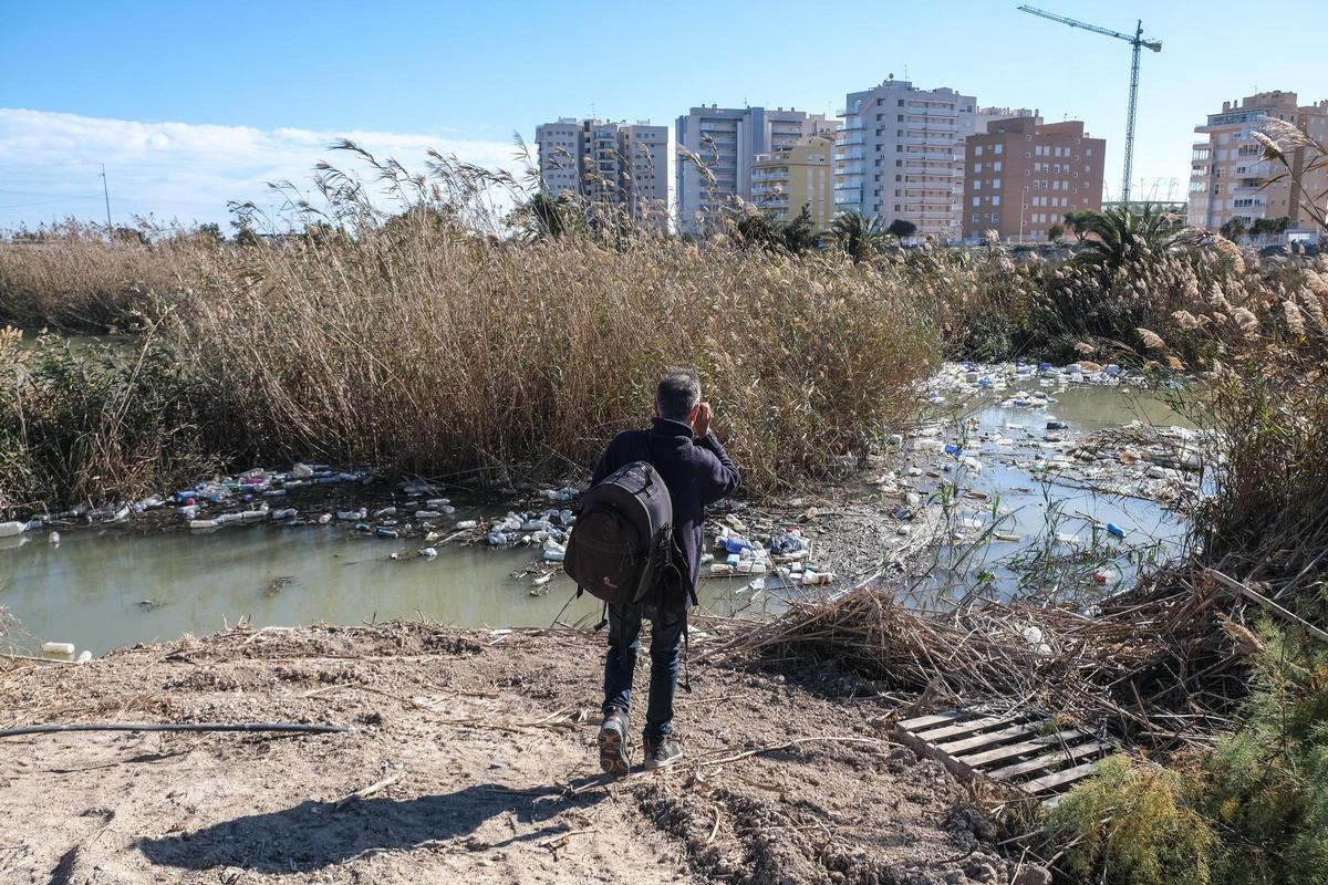 Acumulación de residuos en el tramo final del río Segura, sobre todo envases de plástico y arrastre de vegetales, en una imagen del pasado mes de febrero