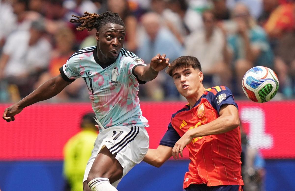 INGLEWOOD (United States), 10/07/2026.- Jeremy Doku of Belgium (L) and Pau Cubarsi of Spain in action during the FIFA World Cup 2026 quarterfinals match Spain against Belgium, in Los Angeles, USA, 10 July 2026. (Bélgica, España) EFE/EPA/SCOTT STRAZZANTE