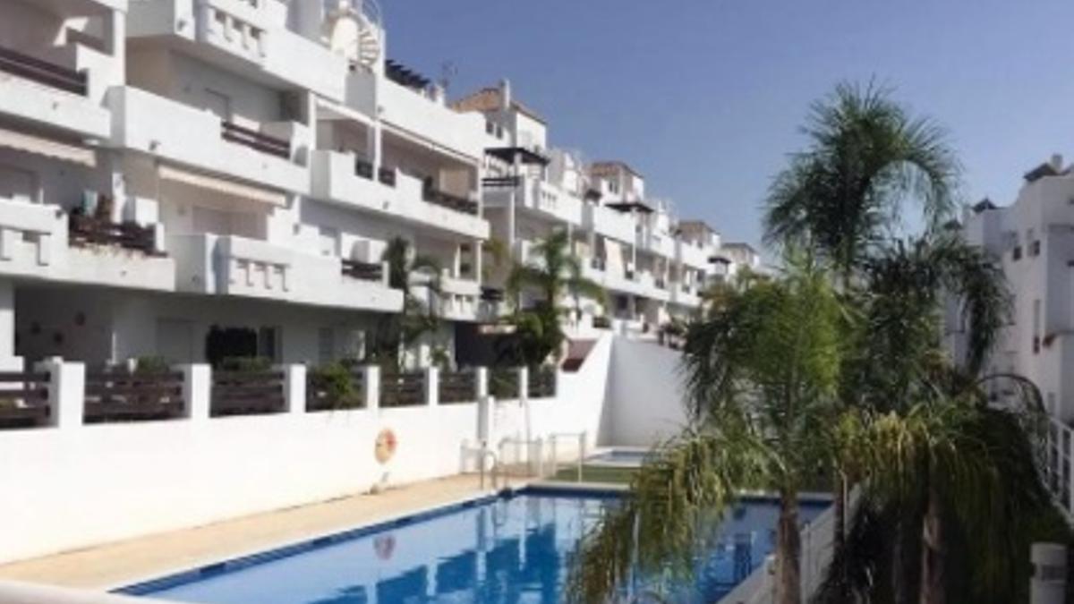 Pisos en venta en Estepona con piscina y terraza.