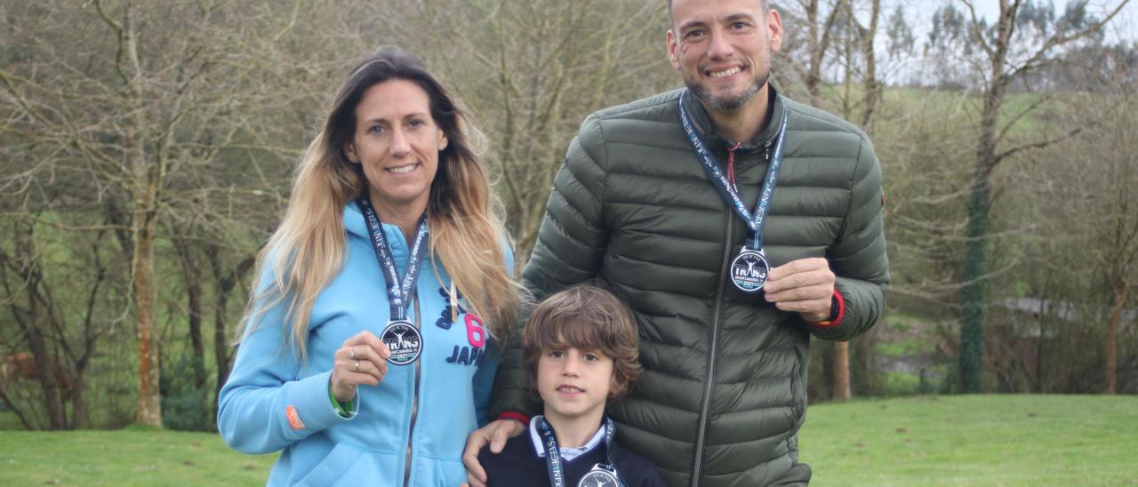 Aleixandra Corral y Martín y Eduardo Álvarez con las medallas conmemorativas de su participación en la prueba