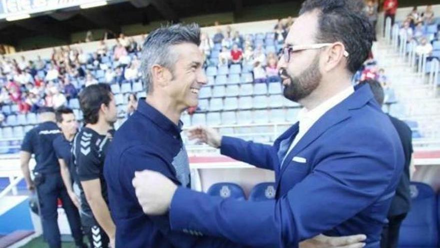 Martí saluda a Bordalás, técnico del Alavés.