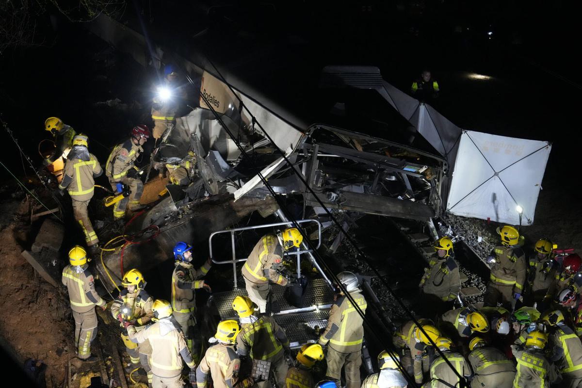 El accidente del tren de rodalies de la R4 en Gelida que ha descarrilado ha provocado un muerto, el maquinista del convoy, y cuatro heridos graves, así como 34 heridos de carácer más leve.