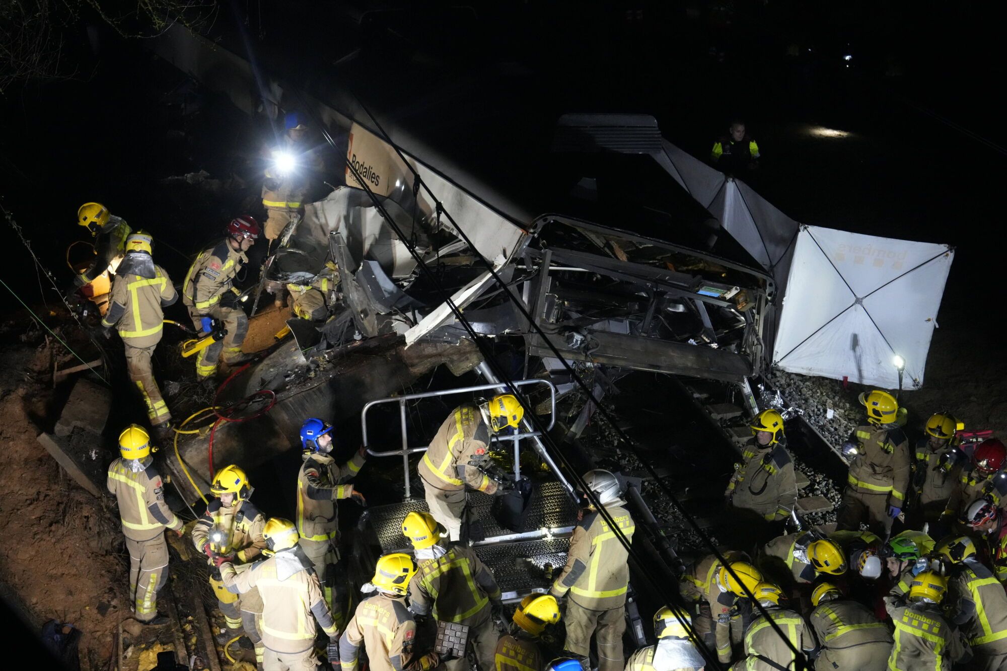 El accidente del tren de rodalies de la R4 en Gelida que ha descarrilado ha provocado un muerto, el maquinista del convoy, y cuatro heridos graves, así como 34 heridos de carácer más leve. 